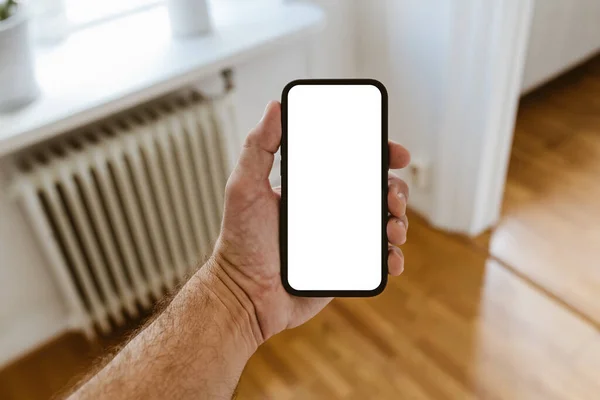 Cep Telefonu Modeli Olan Bir Erkek Oturma Odasında Boş Ekranlı — Stok fotoğraf
