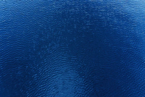 波紋と光の反射と青い川の水の表面 スウェーデンのハルムシュタットの町で 日産川のきれいな淡水の質感 選択的焦点 — ストック写真