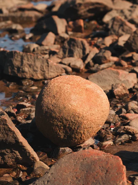 スウェーデンのハルムスタードのカテガト海岸線にある丸いボール状の花崗岩の岩 選択的焦点 — ストック写真