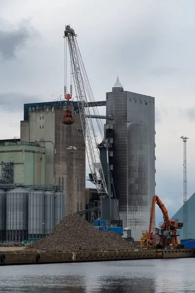 Halmstad港的工业起重机和建筑物 选定重点 — 图库照片
