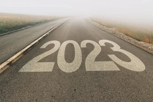 2023年の新年の不確実性 霧の減少の観点から消える無限へのアスファルト道路上の数 選択的な焦点 — ストック写真