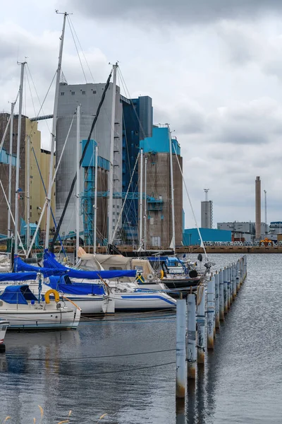 Små Segelbåtar Halmstads Hamn Med Industribyggnader Bakgrunden Selektivt Fokus — Stockfoto