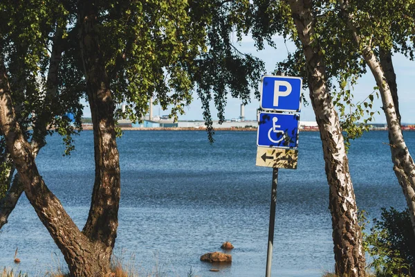 スウェーデンのハルムシュタットにあるカテガト海の海岸線には 障害者用駐車場の標識があります 選択的焦点 — ストック写真