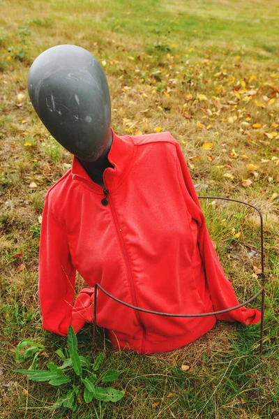 Выброшенный Старый Манекен Красной Куртке Общественном Парке Концептуальный Образ Избирательным — стоковое фото