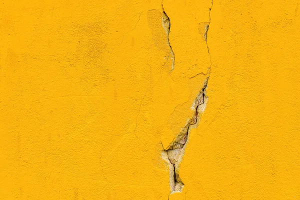 Parede Concreto Amarelo Rachado Danificado Como Fundo Espaço Cópia — Fotografia de Stock