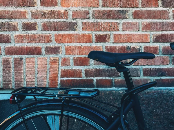 Велосипедное Сиденье Опирается Кирпичную Стену Хальмстаде Швеция Селективный Фокус — стоковое фото