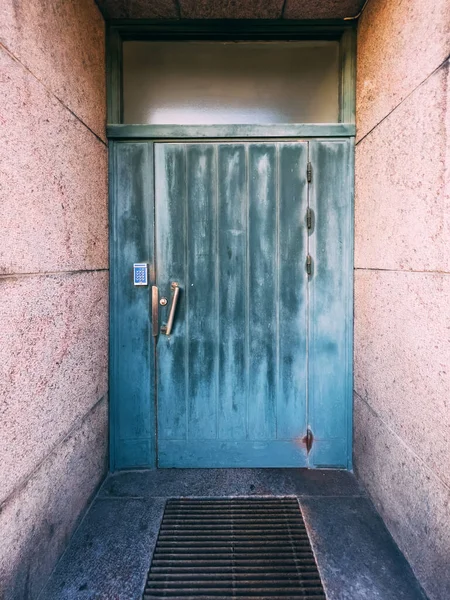 スウェーデンのHalmstadに数字キーパッド電子ロック付きの建物の入り口 — ストック写真