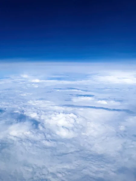 Vista Aérea Del Paisaje Nublado Desde Pov Del Avión Soleado — Foto de Stock