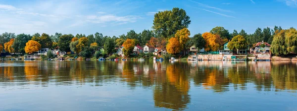 Řeka Tisza Malé Domky Jejím Břehu Podzim Krásná Sezónní Krajina — Stock fotografie