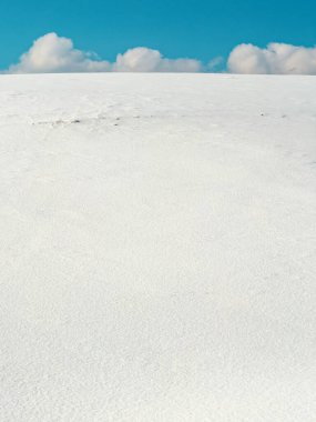 Sırbistan 'ın Zlatibor kentinde kışın kar kaplı tepenin ardında gökyüzünde beyaz bulutlar