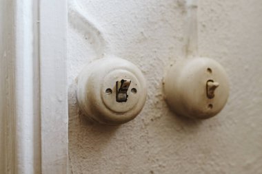 Oturma odasında eski bir ışık düğmesi, seçici odak