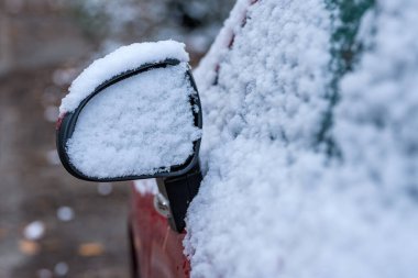 Kışın ilk karı altında araçlar yerleşim bölgesindeki otoparkta, seçici odaklı.