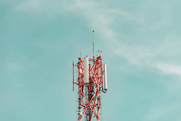 Telekommunikationstorn Mot Den Blå Himlen Kommunikationsutrustning — Stockfoto