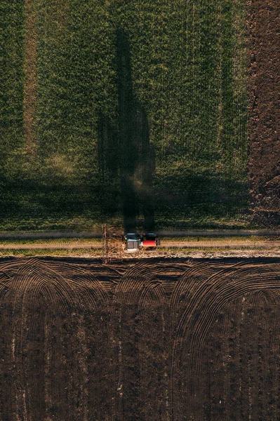 Widok Lotu Ptaka Ciągnika Rolniczego Kierownicą Przymocowaną Drogi Gruntowej Pracy — Zdjęcie stockowe