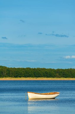 İsveç 'in Halmstad kentindeki Kattegat Denizi' nde motorlu boş bir balıkçı teknesine demirlemiş. Seçici odak.