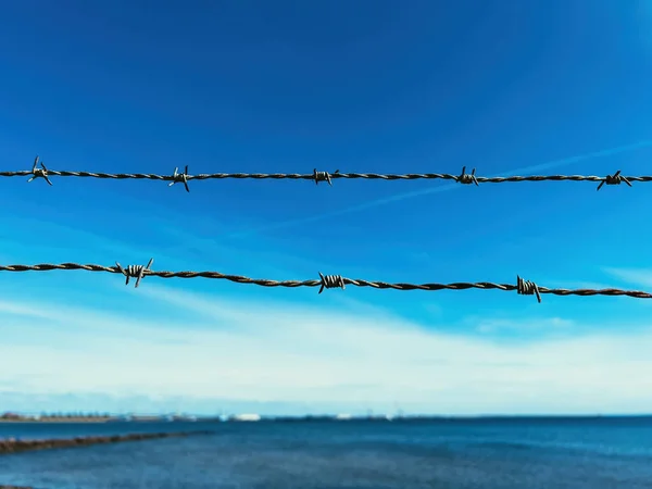 青い空に対する有刺鉄線フェンス 監禁と監禁の概念 選択的焦点 — ストック写真