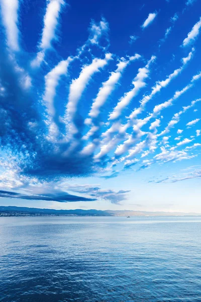 Hırvatistan Adriyatik Körfezinin Kvarner Körfezi Üzerindeki Güzel Sirrus Bulutları — Stok fotoğraf