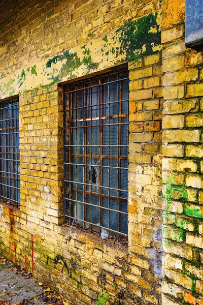 Velhas Janelas Grade Com Vidro Quebrado Parede Exterior Antigo Armazém — Fotografia de Stock