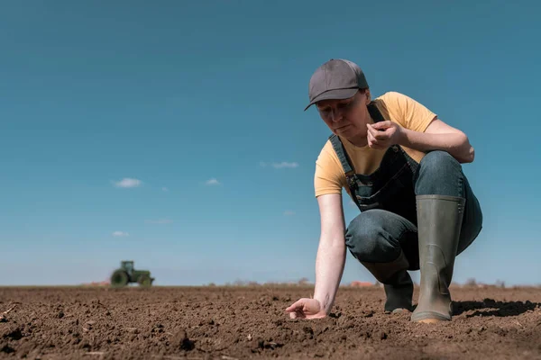 Female Farmer Checking Quality Ploughed Field Soil Sowing Season Agricultural — Stock Photo, Image