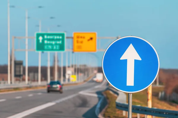 Obligatorisches Richtungsschild Auf Mehrspuriger Autobahn Serbien Selektiver Fokus — Stockfoto