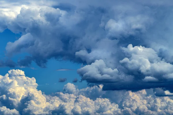 Cumulus Wolken Stromen Door Zomerhemel Als Natuurlijke Achtergrond — Stockfoto