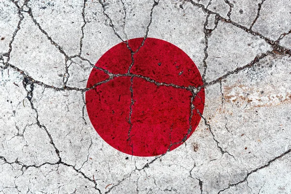 地震后裂缝混凝土表面的日本国旗 概念形象 — 图库照片