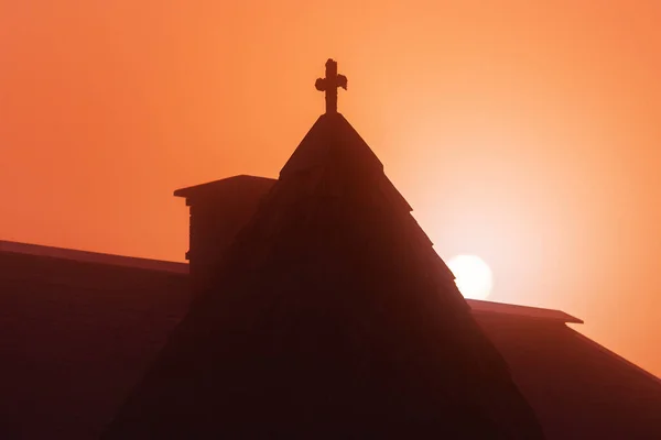 在斯洛文尼亚Bohinj市中世纪教堂屋顶后面的黎明和升起的太阳 有选择的重点 — 图库照片