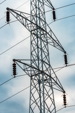 Enerji krizi konsepti, elektrik direği, elektrik kabloları dramatik bulutlu gökyüzüne karşı, seçici odaklanma
