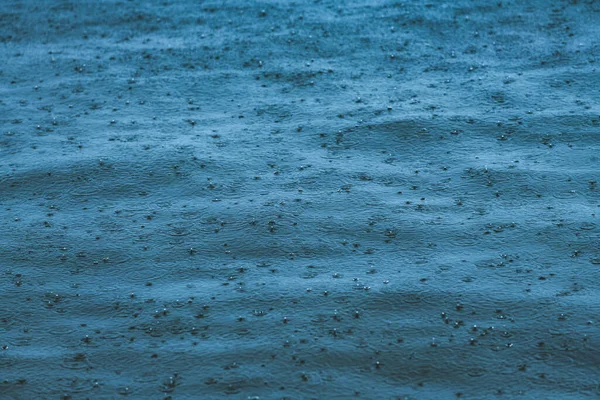 Regendruppels Vallen Zeewateroppervlak Tijdens Zomer Regen Abstracte Achtergrond — Stockfoto