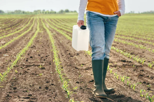 Corn Crop Protection Concept Female Farmer Agronomist Holding Jerry Can — Φωτογραφία Αρχείου