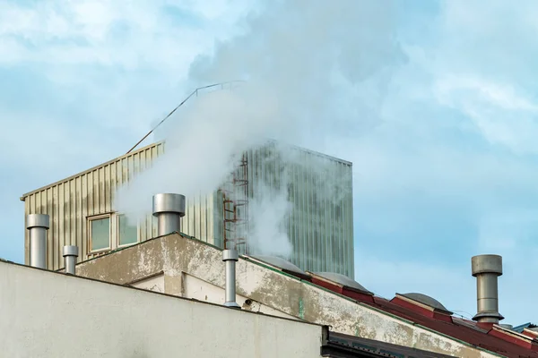 Ipari Kémény Füst Gőz Kimerültség Régi Gyárépületben Szelektív Fókusz — Stock Fotó