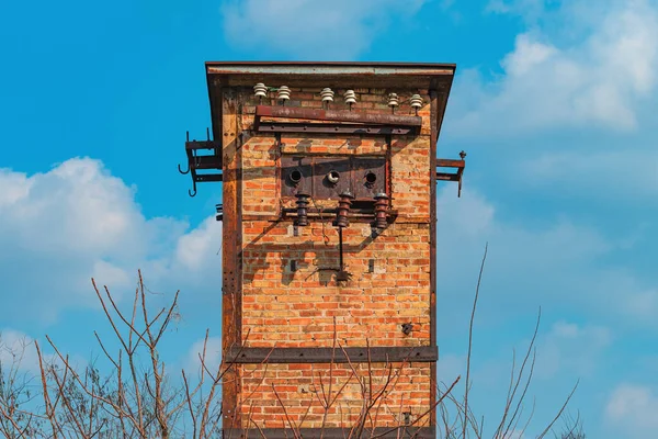 Vecchia Torre Abbandonata Cabina Elettrica Fatta Mattoni Contro Cielo Blu — Foto Stock