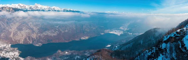 冷たい冬の朝にトリグラフ山と湖Bohinjパノラマの空中ショット マウントフォーゲルからの眺め — ストック写真