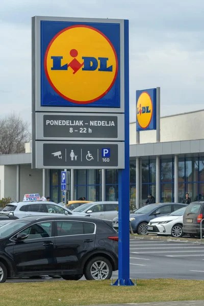 Novi Sad Sérvia Março 2023 Estacionamento Frente Supermercado Lidl Novi — Fotografia de Stock