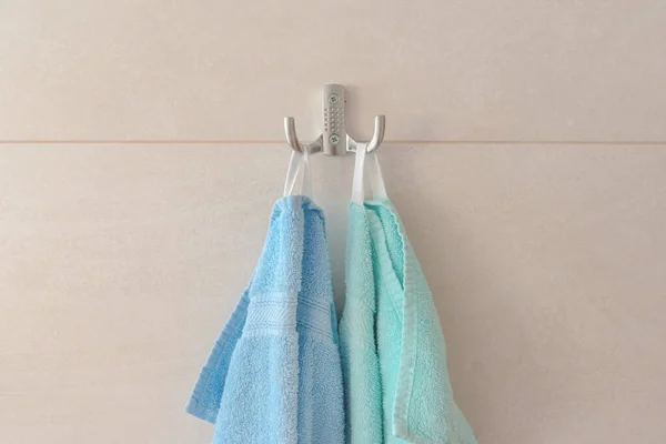 Blauwe Turquoise Handdoeken Opknoping Badkamer Muur Kopieerruimte Opgenomen — Stockfoto