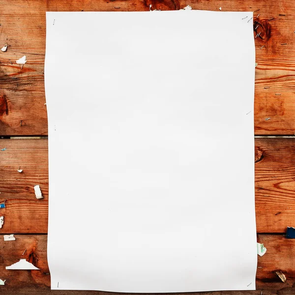 ソーシャルメディア投稿モックアップ背景 コピースペースとして木製ボード上の空白の白い紙 — ストック写真