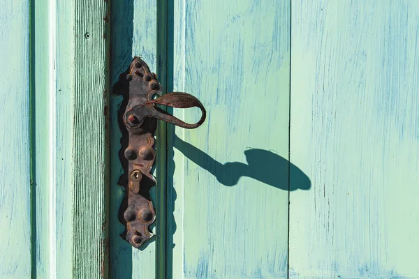 Винтажная Ржавая Дверная Ручка Изношенные Деревянные Двери Тенью — стоковое фото