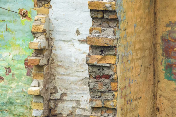古いレンガの壁を実行し 背景として家を台無しに 選択的な焦点 — ストック写真