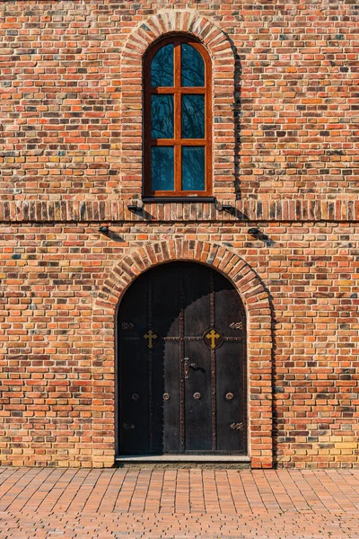 Puerta Entrada Iglesia Ortodoxa Serbia Con Adornos Religiosos Día Soleado —  Fotos de Stock