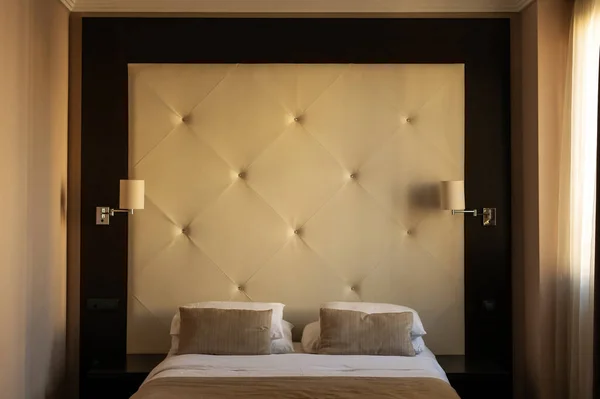 Hotel Room Bedroom Furniture Bed Headboard Pillows Bedside Lamps — Stock fotografie