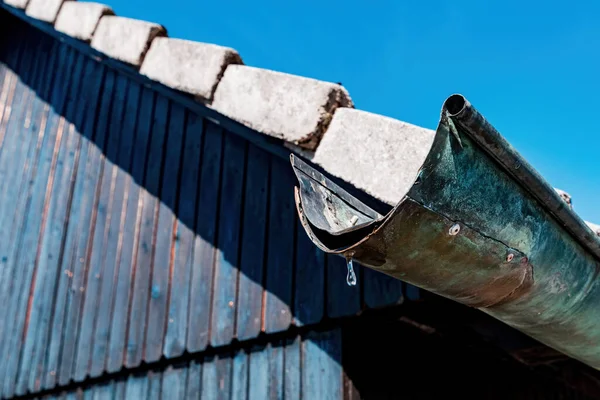 Oude Versleten Huis Regengoot Met Waterdruppel Selectieve Focus — Stockfoto