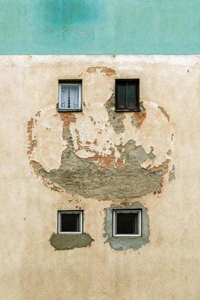 Старий Зношений Фасад Будівлі Невеликими Вікнами Копіювання Простору Включено — стокове фото