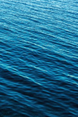 Sabahları dalgalı mavi deniz suyu yüzeyi, seçici odak