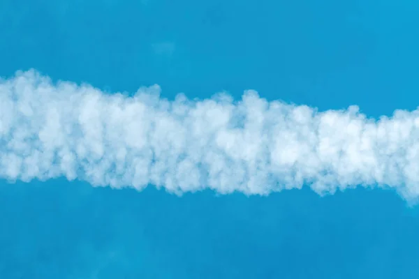 Mavi Gökyüzü Boyunca Uzanan Uçak Izleri Tam Aşağıda — Stok fotoğraf