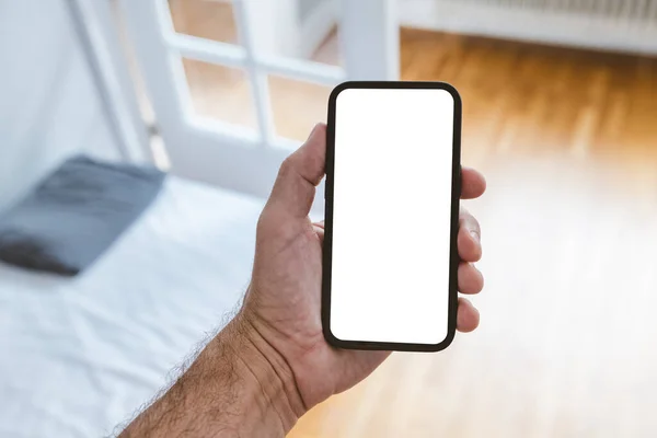 Mann Hält Smartphone Gerät Mit Leerem Bildschirm Schlafzimmer Kopierplatz Für — Stockfoto