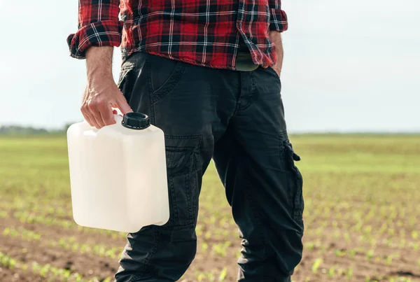 Conceito Proteção Cultura Milho Agricultor Masculino Agronomista Segurando Jerry Pode — Fotografia de Stock