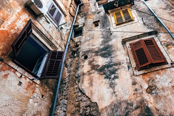 クロアチアの旧市街 摩耗したファサードと木製の窓のシャッターを備えた独特のイタリアの建築 選択的な焦点 — ストック写真