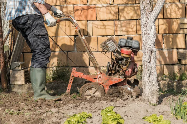 Rolnik Wykonujący Uprawy Gleby Ogrodowej Starą Biedną Kultywator Sterówka Maszyny — Zdjęcie stockowe