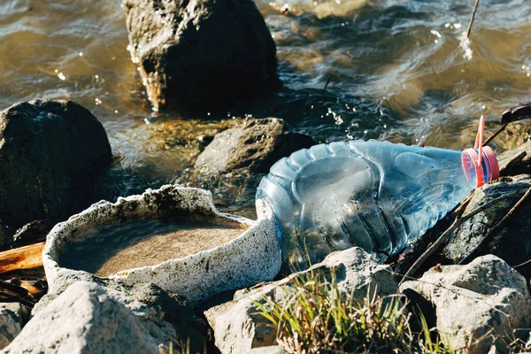 環境被害としての河川水質汚濁 淡水を汚染するペットボトル 高角度表示 — ストック写真