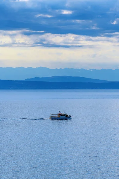 クロアチアのクヴァルネル湾の海水での漁船のディンギーセーリング 選択的な焦点 — ストック写真